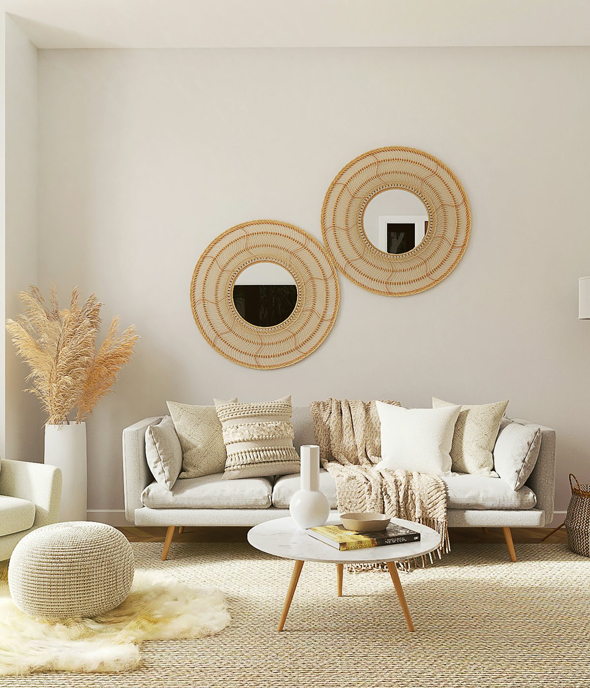 Helles Wohnzimmer mit Sofa, runden Rattan-Spiegeln und natürlichen Materialien